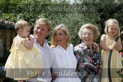 Tavarnelle 6 juli 2006
Koningin Beatrix met Prinses Maxima Prins Willem Alexander Amalia en Alexia tijdens fotomoment op vakantie.