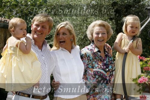 Tavarnelle 6 juli 2006
Koningin Beatrix met Prinses Maxima Prins Willem Alexander Amalia en Alexia tijdens fotomoment op vakantie.