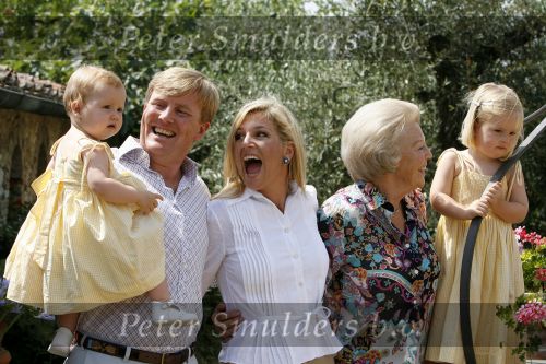Tavarnelle 6 juli 2006
Koningin Beatrix met Prinses Maxima Prins Willem Alexander Amalia en Alexia tijdens fotomoment op vakantie.