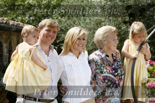 Tavarnelle 6 juli 2006
Koningin Beatrix met Prinses Maxima Prins Willem Alexander Amalia en Alexia tijdens fotomoment op vakantie.