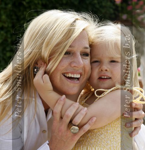 Tavarnelle 6 juli 2006
Koningin Beatrix met Prinses Maxima Prins Willem Alexander Amalia en Alexia tijdens fotomoment op vakantie.