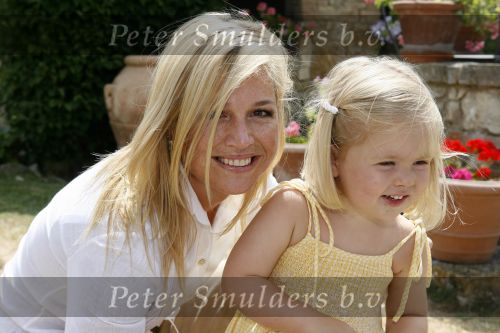 Tavarnelle 6 juli 2006
Koningin Beatrix met Prinses Maxima Prins Willem Alexander Amalia en Alexia tijdens fotomoment op vakantie.