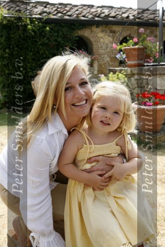 Tavarnelle 6 juli 2006
Koningin Beatrix met Prinses Maxima Prins Willem Alexander Amalia en Alexia tijdens fotomoment op vakantie.