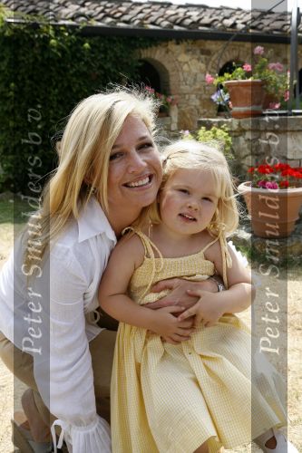 Tavarnelle 6 juli 2006
Koningin Beatrix met Prinses Maxima Prins Willem Alexander Amalia en Alexia tijdens fotomoment op vakantie.