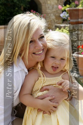 Tavarnelle 6 juli 2006
Koningin Beatrix met Prinses Maxima Prins Willem Alexander Amalia en Alexia tijdens fotomoment op vakantie.