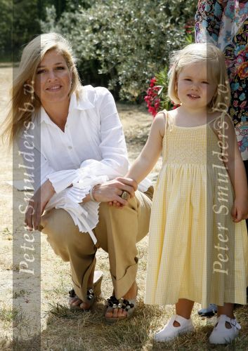 Tavarnelle 6 juli 2006
Koningin Beatrix met Prinses Maxima Prins Willem Alexander Amalia en Alexia tijdens fotomoment op vakantie.