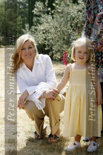 Tavarnelle 6 juli 2006
Koningin Beatrix met Prinses Maxima Prins Willem Alexander Amalia en Alexia tijdens fotomoment op vakantie.