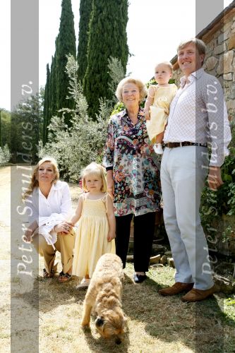 Tavarnelle 6 juli 2006
Koningin Beatrix met Prinses Maxima Prins Willem Alexander Amalia en Alexia tijdens fotomoment op vakantie.