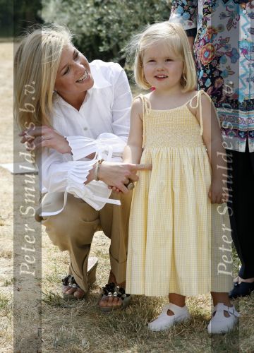 Tavarnelle 6 juli 2006
Koningin Beatrix met Prinses Maxima Prins Willem Alexander Amalia en Alexia tijdens fotomoment op vakantie.