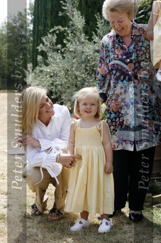 Tavarnelle 6 juli 2006
Koningin Beatrix met Prinses Maxima Prins Willem Alexander Amalia en Alexia tijdens fotomoment op vakantie.