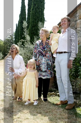 Tavarnelle 6 juli 2006
Koningin Beatrix met Prinses Maxima Prins Willem Alexander Amalia en Alexia tijdens fotomoment op vakantie.