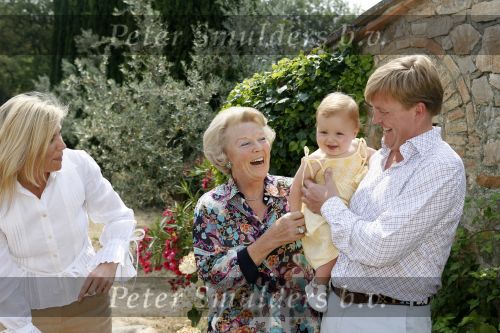 Tavarnelle 6 juli 2006
Koningin Beatrix met Prinses Maxima Prins Willem Alexander Amalia en Alexia tijdens fotomoment op vakantie. Mastino Napolitana