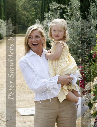 Tavarnelle 6 juli 2006
Koningin Beatrix met Prinses Maxima Prins Willem Alexander Amalia en Alexia tijdens fotomoment op vakantie.