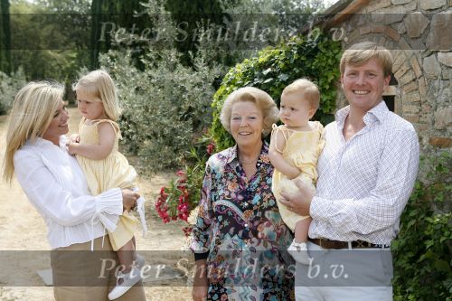 Tavarnelle 6 juli 2006
Koningin Beatrix met Prinses Maxima Prins Willem Alexander Amalia en Alexia tijdens fotomoment op vakantie. Mastino Napolitana