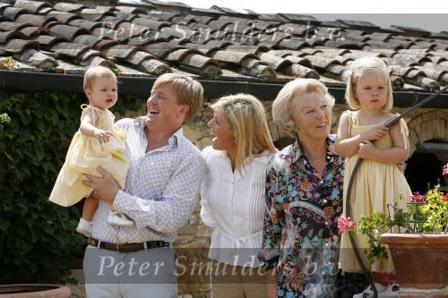 Tavarnelle 6 juli 2006
Koningin Beatrix met Prinses Maxima Prins Willem Alexander Amalia en Alexia tijdens fotomoment op vakantie.