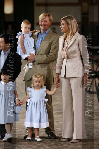 Apeldoorn 18 augustus 2006
Fotosessie Koningin Beatrix met Maxima Prins Willem Alexandert Amalia Alexia en de keizerlijke hoogheden van Japan Prins Naruhito Prinses Masako en prinses Aiko op paleis het Loo.