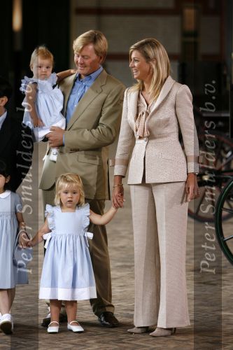Apeldoorn 18 augustus 2006
Fotosessie Koningin Beatrix met Maxima Prins Willem Alexandert Amalia Alexia en de keizerlijke hoogheden van Japan Prins Naruhito Prinses Masako en prinses Aiko op paleis het Loo.