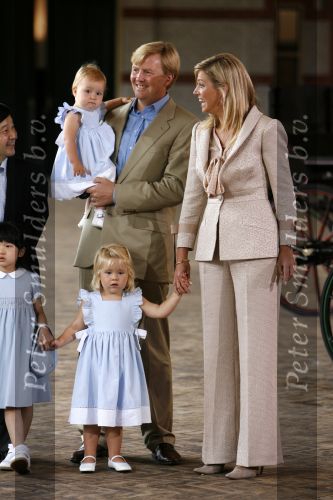 Apeldoorn 18 augustus 2006
Fotosessie Koningin Beatrix met Maxima Prins Willem Alexandert Amalia Alexia en de keizerlijke hoogheden van Japan Prins Naruhito Prinses Masako en prinses Aiko op paleis het Loo.