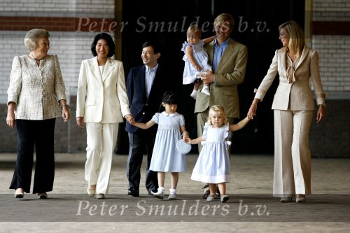 Apeldoorn 18 augustus 2006
Fotosessie Koningin Beatrix met Maxima Prins Willem Alexandert Amalia Alexia en de keizerlijke hoogheden van Japan Prins Naruhito Prinses Masako en prinses Aiko op paleis het Loo.