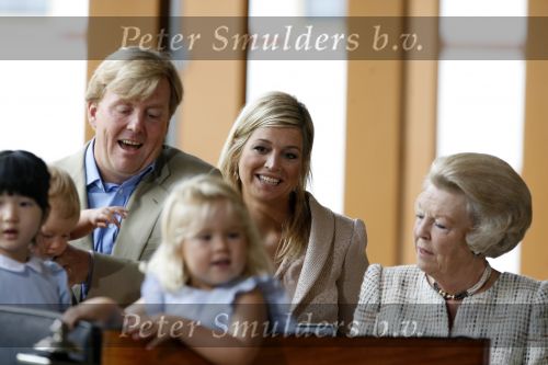 Apeldoorn 18 augustus 2006
Fotosessie Koningin Beatrix met Maxima Prins Willem Alexander Amalia Alexia en zijne keizerlijke hoogheden van japan Prins Naruhito Prinses Masako en hun dochtertje Aiko bij paleis het Loo.