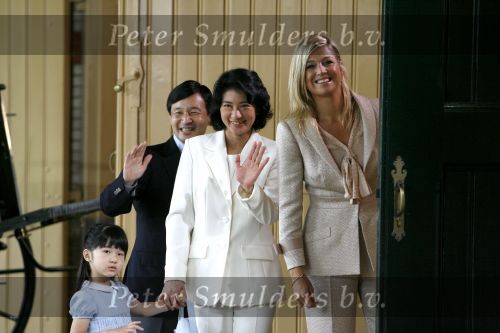 Apeldoorn 18 augustus 2006
Fotosessie Koningin Beatrix Prins Willem Alexander Maxima Amalia Alexia en hunne keizerlijke hoogheden Prins Naruhito prinses Masako en Prinses Aiko van japan op paleis het Loo