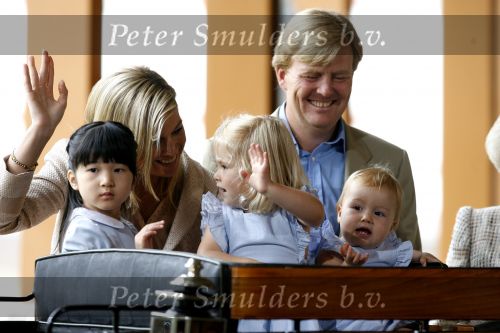 Apeldoorn 18 augustus 2006
Fotosessie Koningin Beatrix met Maxima Prins Willem Alexander Amalia Alexia en zijne keizerlijke hoogheden van japan Prins Naruhito Prinses Masako en hun dochtertje Aiko bij paleis het Loo.