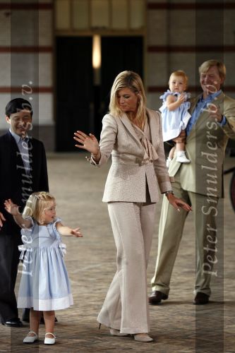 Apeldoorn 18 augustus 2006
Fotosessie Koningin Beatrix Prins Willem Alexander Maxima Amalia Alexia en hunne keizerlijke hoogheden Prins Naruhito prinses Masako en Prinses Aiko van japan op paleis het Loo