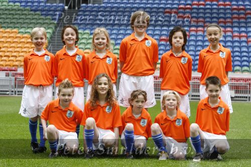 Amsterdam mei 2006
Barbara Brend met winnaars Mc Donalds. Zij gaan naar de wk voetbal in duitsland Amsterdam arena. Stadion van ajax.