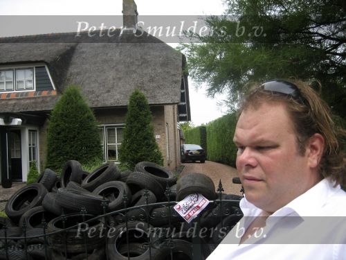 Aalsmeer 22 juli 2006
Menno Kohler heeft voor zijn programma Kucky Loosers allemaal oude autobanden voor het huis van Gerard Joling gegooid.