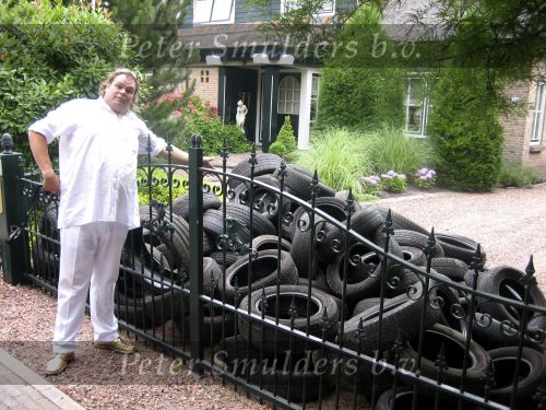 Aalsmeer 22 juli 2006
Menno Kohler heeft voor zijn programma Kucky Loosers allemaal oude autobanden voor het huis van Gerard Joling gegooid.