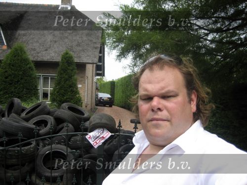 Aalsmeer 22 juli 2006
Menno Kohler heeft voor zijn programma Kucky Loosers allemaal oude autobanden voor het huis van Gerard Joling gegooid.