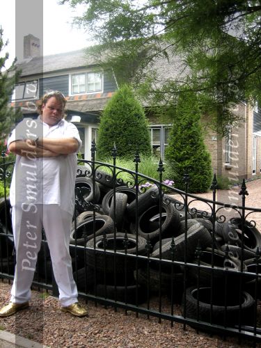 Aalsmeer 22 juli 2006
Menno Kohler heeft voor zijn programma Kucky Loosers allemaal oude autobanden voor het huis van Gerard Joling gegooid.