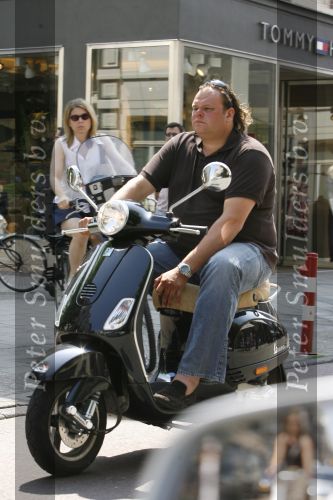 Amsterdam 30 juni 2006
Menno Kohler op vespa scooter op de pc hooftstraat  
Peter Smulders bv