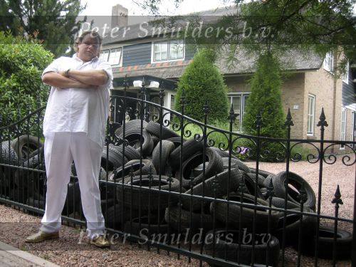 Aalsmeer 22 juli 2006
Menno Kohler heeft voor zijn programma Kucky Loosers allemaal oude autobanden voor het huis van Gerard Joling gegooid.