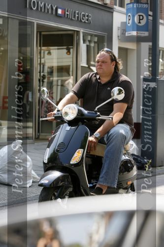 Amsterdam 30 juni 2006
Menno Kohler op vespa scooter op de pc hooftstraat  
Peter Smulders bv