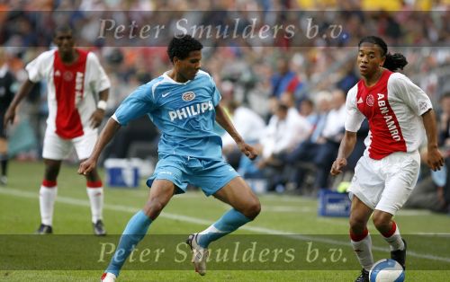 Amsterdam 13 augustus 2006
AJAX-PSV 3-1 om de Johan Cruyffschaal in de arena.
Urby Emanuelson in duel met Michael lamey
Peter Smulders bv