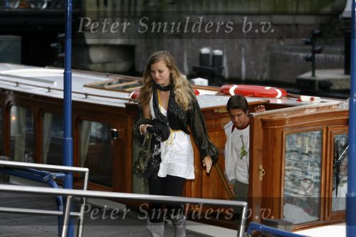 Amsterdam 1 augustus 2006
Mick Jagger gaat varen met zijn kinderen en vrienden . dochter