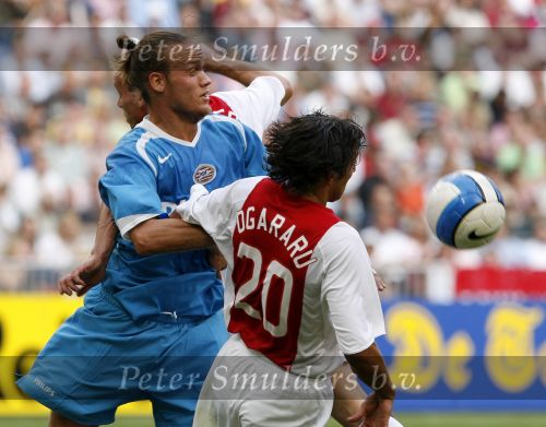 Amsterdam 13 augustus 2006
AJAX-PSV 3-1 om de Johan Cruyffschaal in de arena.
George Ogararu in duel met Mika Vayrynen
Peter Smulders bv