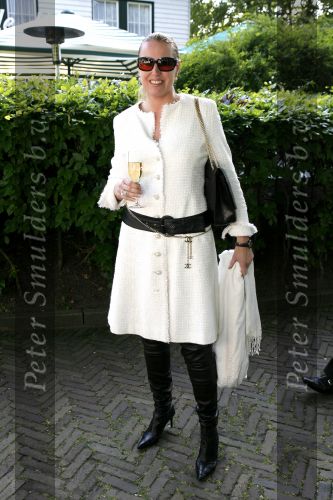 Wassenaar 6 juni 2006
Auberge de Kievit gekozen tot terras van het jaar door talkies.
Monique Collignon met zonnebril
Peter Smulders bv