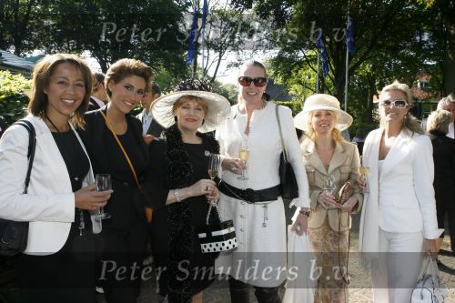 Wassenaar 6 juni 2006
Auberge de Kievit gekozen tot terras van het jaar door talkies.
Monique Collignon Juliette vossen Sylvie Schmeiz en Kris Bozalovic
Peter Smulders bv