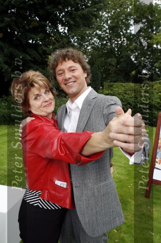 Laren 23 augustus 2006
Perspresentatie AVRO bij singer in Laren.
Nelleke v d Krogt en Frits Sissing
Peter Smulders bv