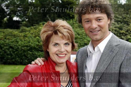 Laren 23 augustus 2006
Perspresentatie AVRO bij singer in Laren.
Nelleke v d Krogt en Frits Sissing
Peter Smulders bv
