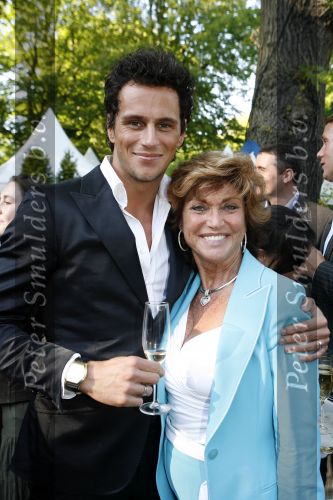 Wassenaar 6 juni 2006
Auberge de Kievit gekozen tot terras van het jaar door talkies.
Netty v d Veer met danser.
Peter Smulders bv