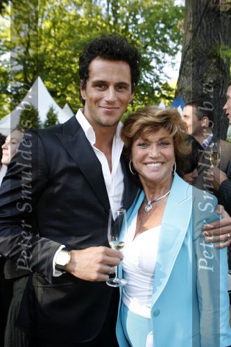 Wassenaar 6 juni 2006
Auberge de Kievit gekozen tot terras van het jaar door talkies.
Netty v d Veer met danser 
Peter Smulders bv