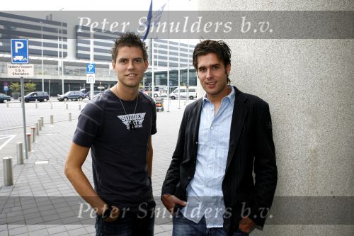 Schiphol 24 augustus 2006
Presentatie nieuwe cd  Jan Smit in het sheraton hotel Schiphol. paul de Leeuw rijkt eerste cd uit
