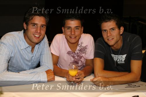 Schiphol 24 augustus 2006
Presentatie nieuwe cd  Jan Smit in het sheraton hotel Schiphol. paul de Leeuw rijkt eerste cd uit. Nick en Simon