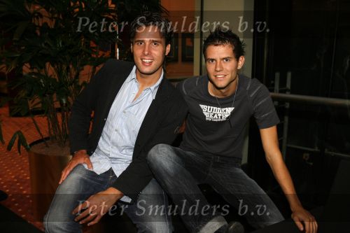Schiphol 24 augustus 2006
Presentatie nieuwe cd  Jan Smit in het sheraton hotel Schiphol. paul de Leeuw rijkt eerste cd uit. Nick en Simon
