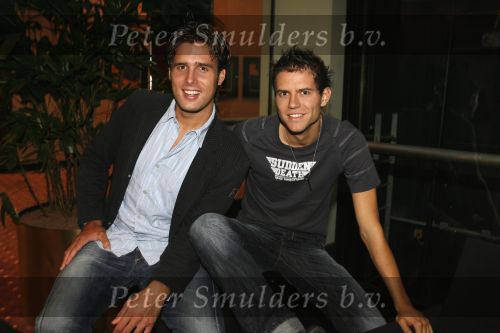 Schiphol 24 augustus 2006
Presentatie nieuwe cd  Jan Smit in het sheraton hotel Schiphol. paul de Leeuw rijkt eerste cd uit Nick en Simon