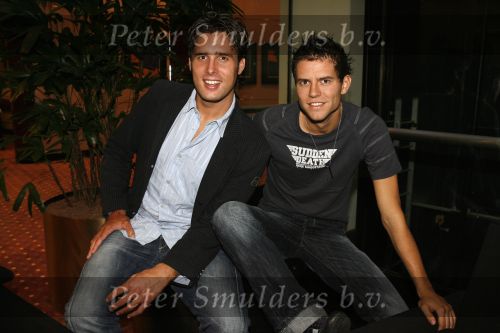 Schiphol 24 augustus 2006
Presentatie nieuwe cd  Jan Smit in het sheraton hotel Schiphol. paul de Leeuw rijkt eerste cd uit. Nick en Simon