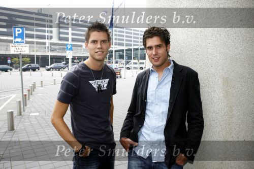 Schiphol 24 augustus 2006
Presentatie nieuwe cd  Jan Smit in het sheraton hotel Schiphol. paul de Leeuw rijkt eerste cd uit. nick en Simon